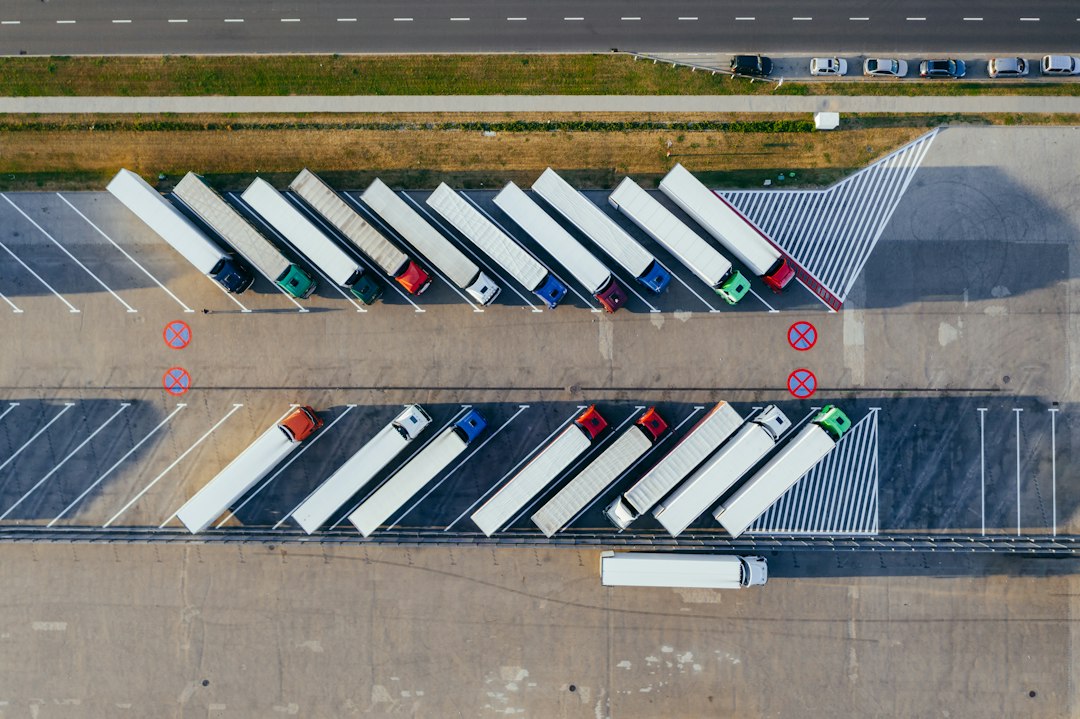 Camiones aparcados para ilustrar opciones al crear o comprar una sociedad de transporte